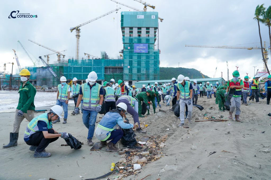 Coteccons phối hợp Đồn Biên phòng cửa khẩu cảng An Thới triển khai chương trình “Làm đẹp bãi biển - Kiến tạo Đảo xanh”, thúc đẩy thực hành ESG từ công trường đến cộng đồng tại Phú Quốc